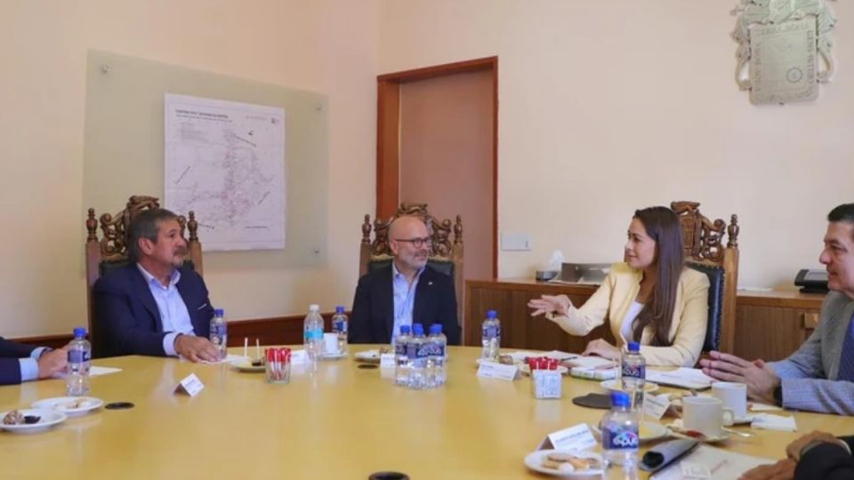 La gobernadora de Aguascalientes, Tere Jiménez, se reunió con el director general del Banco Santander México, Felipe García Ascencio