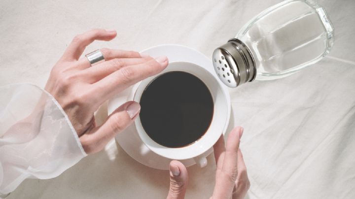 ¿Café con sal? El MOTIVO por lo que la gente está tomando así la bebida