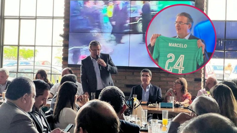 Ebrard se reunió con empresarios y recibió una playera por parte del anfitrión Jorge Davino.