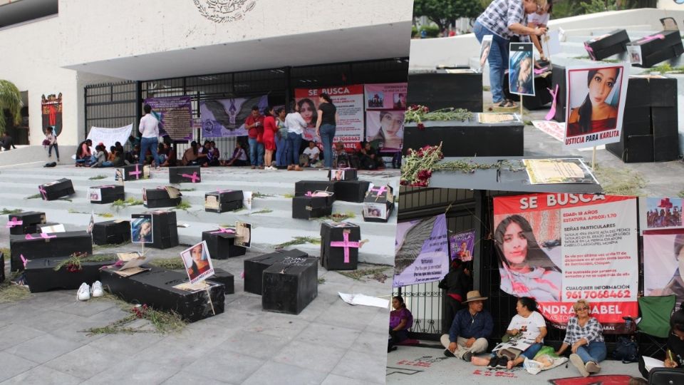 En el Palacio de Gobierno de Chiapas colocaron flores, veladoras y ataúdes de cartón con las imágenes de víctimas de feminicidio