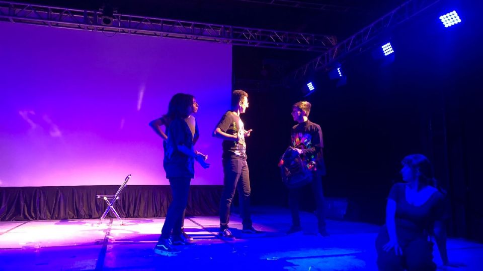 Enseña Teatro presentó la obra  Yo so quien una puesta  en escena creada con jóvenes actores sordos