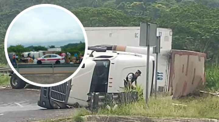 Rapiñan electrodomésticos tras volcadura de tráiler en el sur de Veracruz