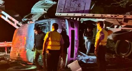 FOTOS | Tráiler embiste a camioneta con turistas; hay 10 muertos y 3 heridos