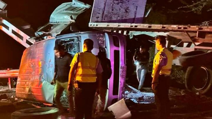 FOTOS | Tráiler embiste a camioneta con turistas; hay 10 muertos y 3 heridos