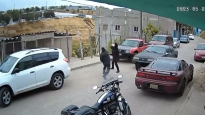 VIDEO | Conductor se niega a ser multado y arremete contra policía; destruye hasta la moto