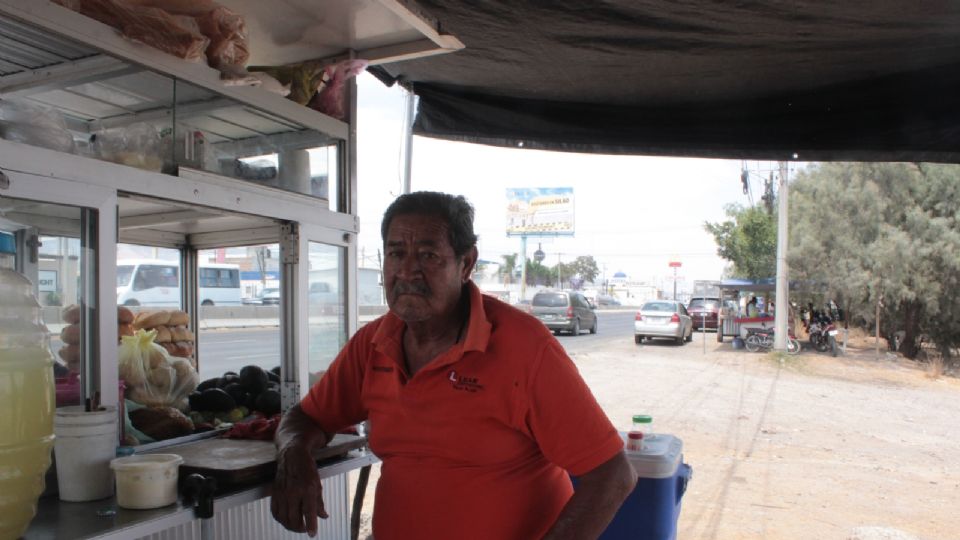 Don Mario tiene 40 años de ofrecer sus tortas de carnitas en Silao, ha vista a grandes marcas de comida rápida llegar a la ciudad de Silao