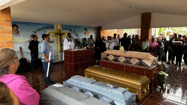 Entierran a familia que murió en accidente con tráiler en autopista del Sol