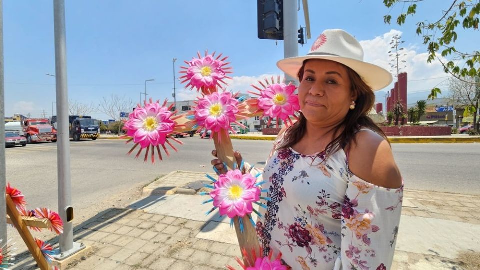 Ella es comerciante de ropa, trabajo al que le pone pausa durante abril para dedicarse al proceso de elaboración de cruces decoradas para dar color a la festividad