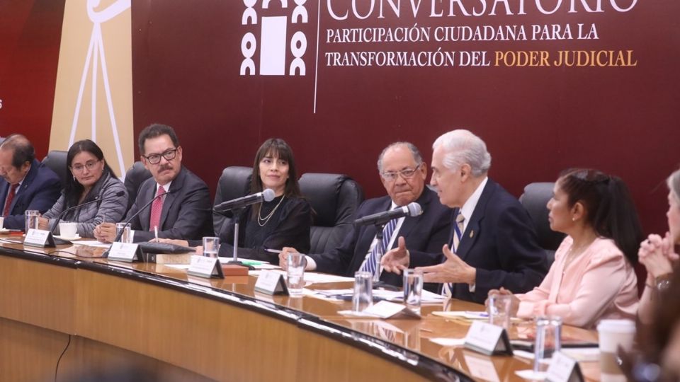 Diego Valadés, exprocurador general, en el conversatorio para la transformación del Poder Judicial