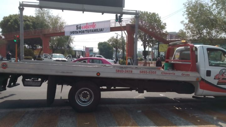 Taxistas y grulleros realizan bloqueo en Tlalnepantla por problema en Cuautitlán Izcalli