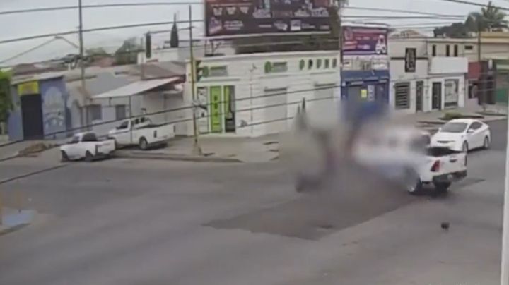 VIDEO | Dos menores de edad que iban en moto son embestidos por patrulla