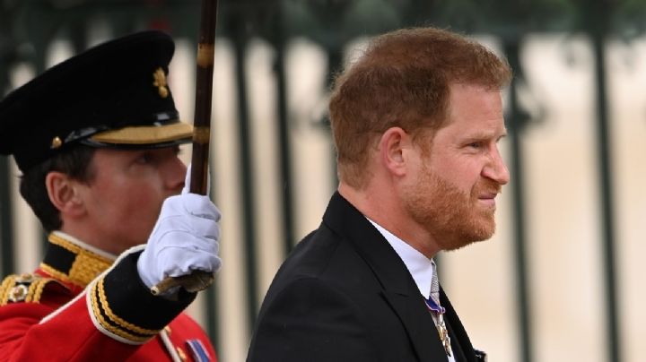 En segundo plano y excluido, así le fue al príncipe Harry en la coronación de su padre