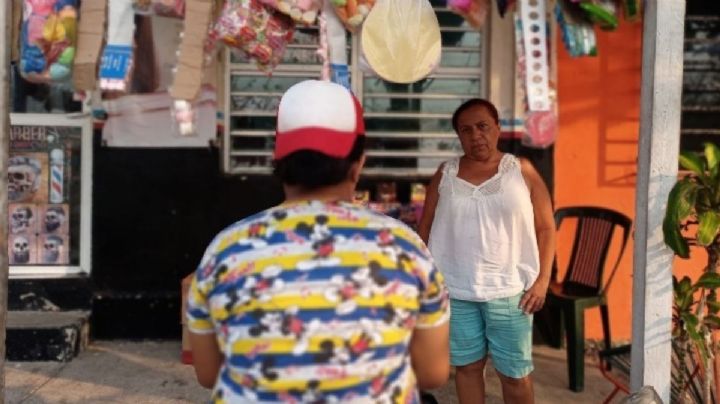 Esmeralda vende dulces en Veracruz para mantener a su hija con cáncer