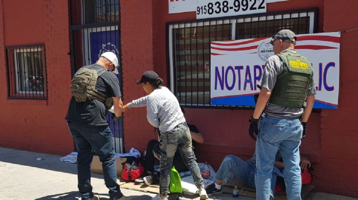 Patrulla Fronteriza intimida a migrantes; cientos se entregan en Texas