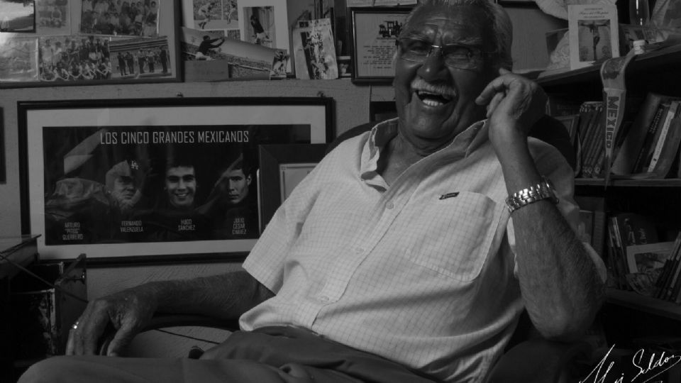 Antonio La Tota Carbajal sonriendo para en una sesión de fotografías en su vidrería en en Barrio de San Juan de Dios.