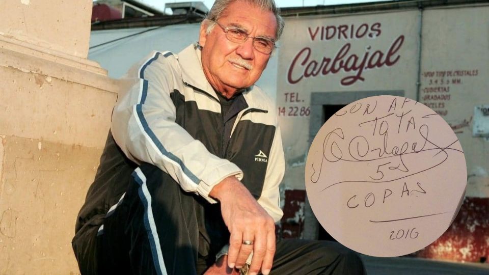 Carbajal frente al que fue su negocio por muchos años. En su firma incluía, además de 'Tota', su otro sobrenombre: '5 Copas'.