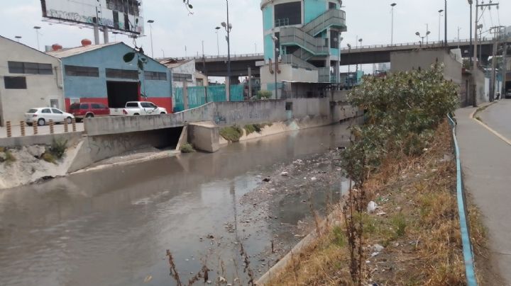 Basura, desperdicios industriales y aguas contaminan río de Nalcalpan