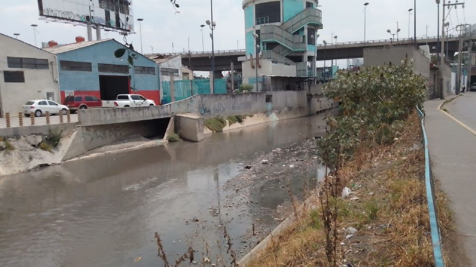 Basura, desperdicios industriales y descargas de aguas residuales azolvan el Río Hondo en Naucalpan