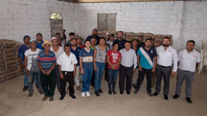 Entrega presidente Juan Martínez material para reparación del camino a  Miguel Aguilar