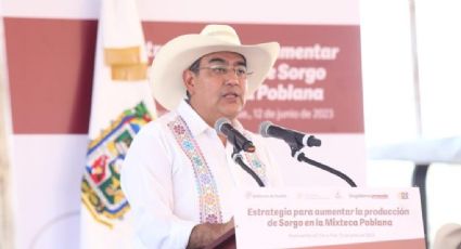 Sergio Salomón invierte 9.3 mdp; entrega sorgo a productores en la mixteca poblana