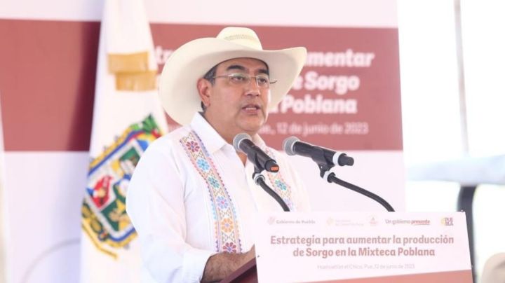 Sergio Salomón invierte 9.3 mdp; entrega sorgo a productores en la mixteca poblana