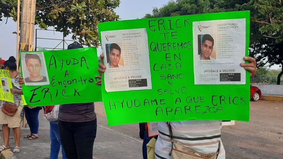 Familias y amigos se manifestaron en la Fiscalía Regional de Las Bajadas.