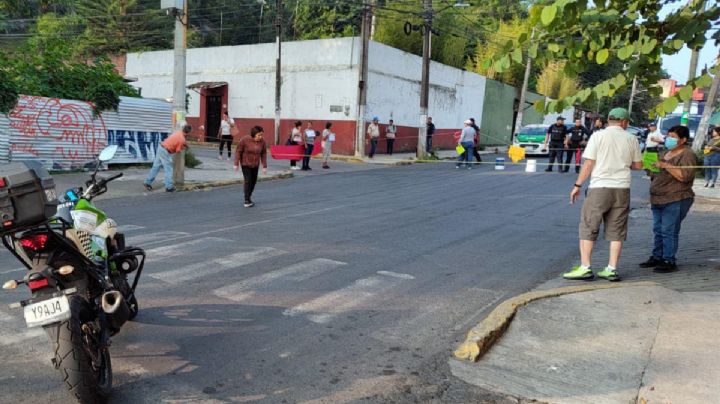 Vecinos cierran tramo de Lázaro Cárdenas en Xalapa; reclaman falta de agua