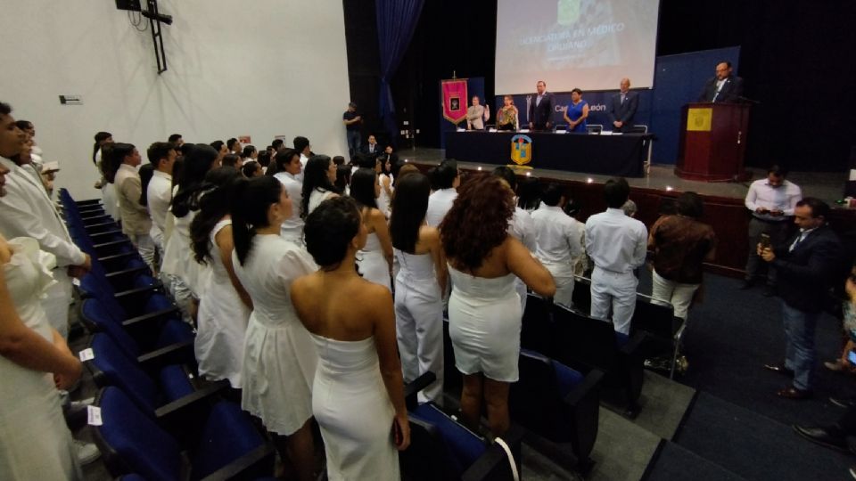 Alumnos de la licenciatura de Médico Cirujano de la Universidad de Guanajuato recibieron sus batas blancas.