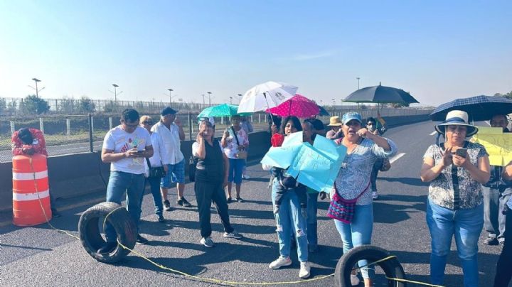 Bloquean por falta de agua en Ecatepec; les resuelven... con pipas