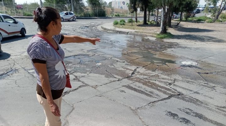 Vecinos viven con fuga de aguas negras afuera de su casa en Ecatepec