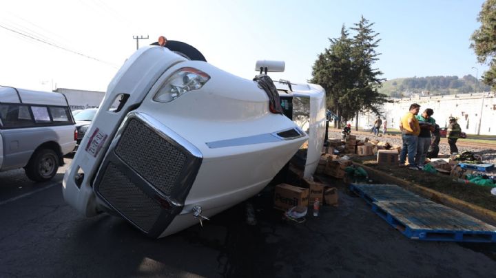 Vuelca tráiler con detergente en Toluca-Palmillas; vecinos se roban la mercancía