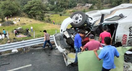 Tras volcadura, rapiñan tráiler en la autopista Perote-Xalapa