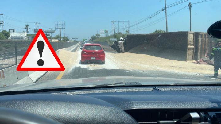 Vuelca tráiler con abono en kilómetro 13.5 del puerto de Veracruz