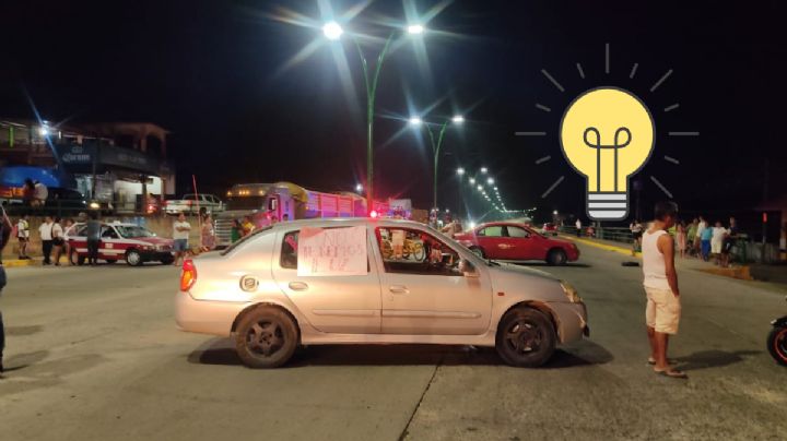 Vecinos bloquean carretera Transístmica por falta de luz en Cosoleacaque