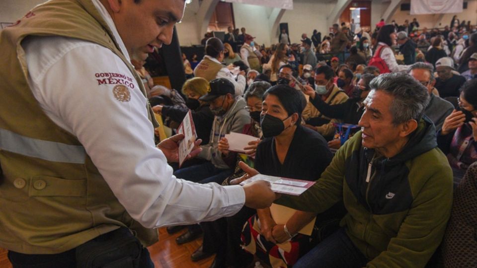 Las personas adultos mayores tienen derecho a registrar a una persona auxiliar en el apoyo de sus trámites