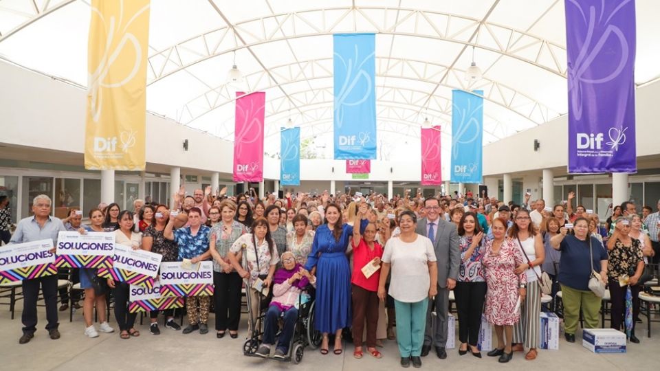 La gobernadora Tere Jiménez destaca que con la Tarjeta Soluciones podrán realizar trámites y recibir descuentos en diferentes establecimientos, además de acceder a medicinas, operaciones y becas para sus nietos