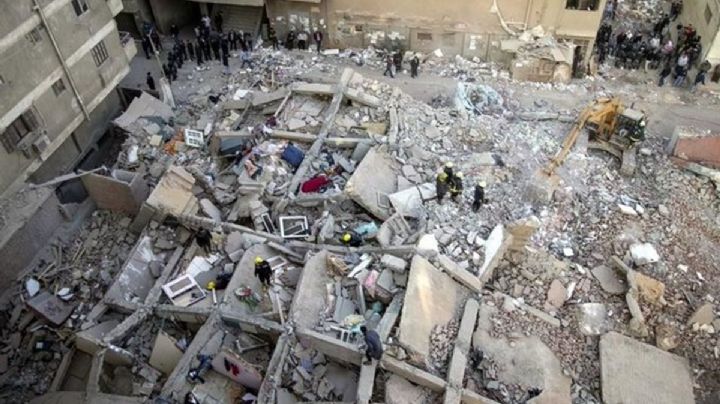 VIDEO: Colapsa edificio y deja al menos 5 muertos en Egipto