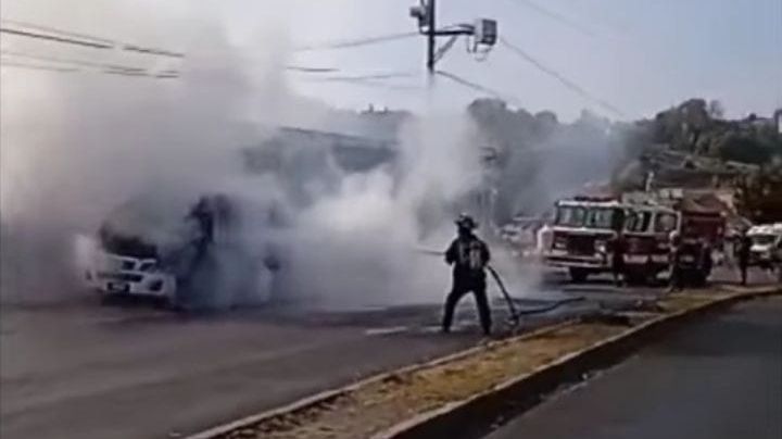 Se incendia combi con pasajeros en Nicolás Romero; afecta circulación hacia Atizapán de Zaragoza