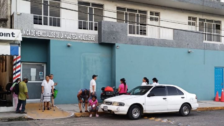 En plena hemodiálisis a pacientes, cortan luz a clínica de Huejutla