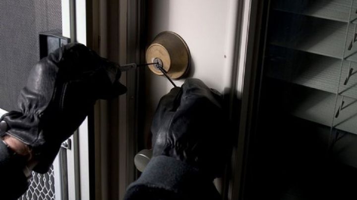 Lo cachan con las manos en la pantalla; detienen a joven ladrón