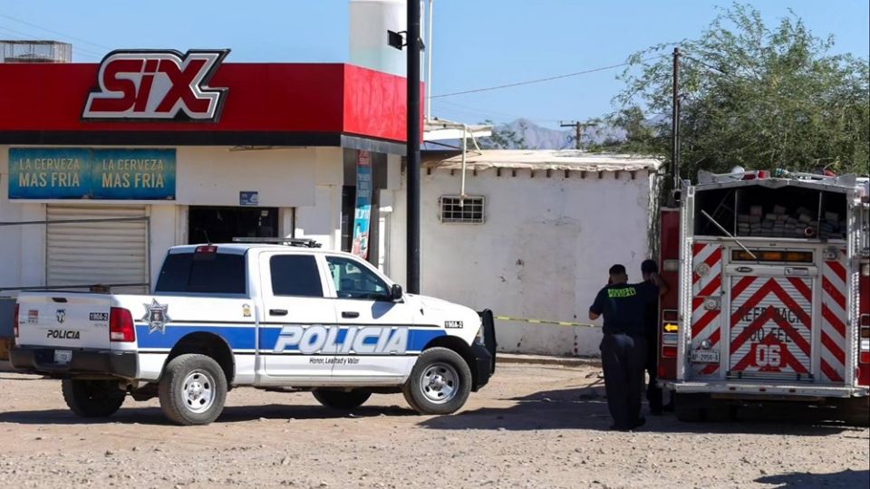 Agentes de la policía municipal de Mexicali se llevaron en una patrulla a una mujer, al parecer la madre del menor, quien sería interrogada sobre los hechos