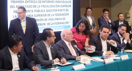 "Destape la cloaca": lanzan ratones a auditor al presentar Cuenta Pública 2022