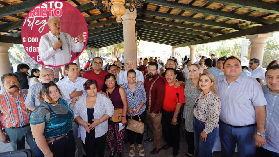 El fundador morenista Ernesto Prieto con un grupo de ciudadanos en Comonfort.