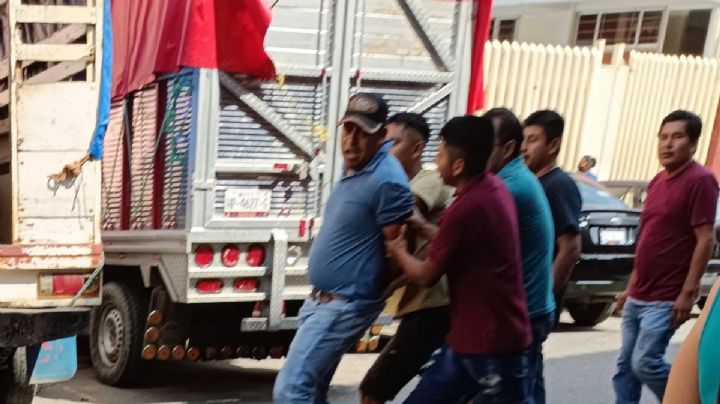 Retienen a “espía” del ayuntamiento de Huejutla; tomaba fotos en reunión