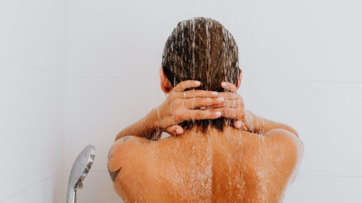 ¿Te bañas diario? Científicos señalan que esto puede ocasionarte en la piel