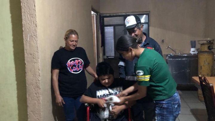 Con sus ganancias, Medio Metro le compra silla de ruedas a su hermanito