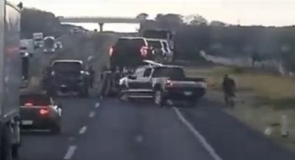 VIDEO | Comando bloquea autopista para robar 3 camionetas de tráiler madrina