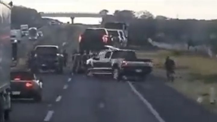 VIDEO | Comando bloquea autopista para robar 3 camionetas de tráiler madrina