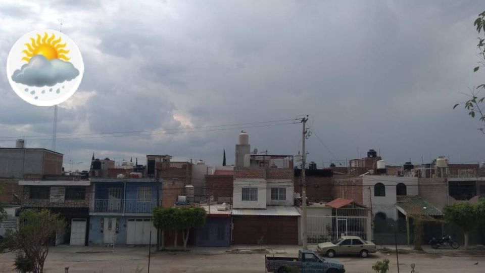 Las nubes de agua en la zona norte de León, a las 3:30 de la tarde de este sábado, vistas desde la colonia San José del Consuelo II.