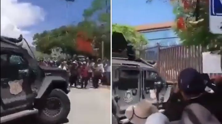 VIDEO | Con un Rhino, manifestantes rompen reja del Palacio de Gobierno en Chilpancingo